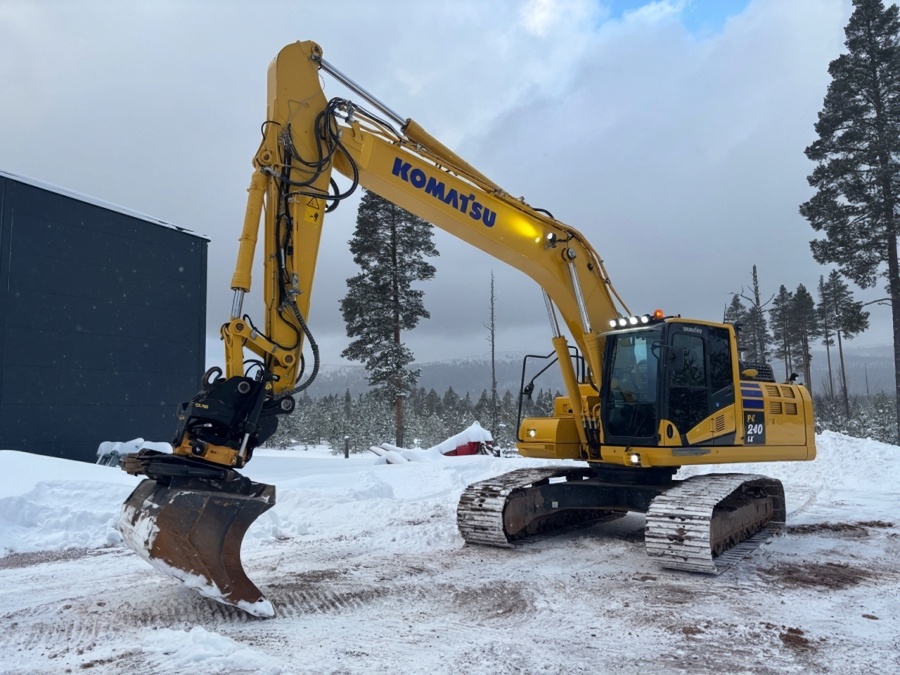 2022_Komatsu_PC240LC-11_IL90636_1.jpg 2022 Komatsu PC240LC-11 - Image 1