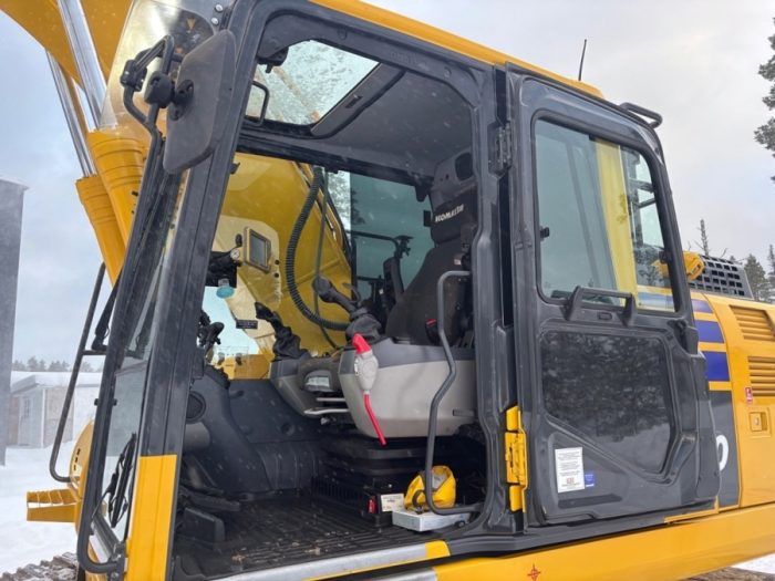 2022 Komatsu PC240LC-11 - Image 12