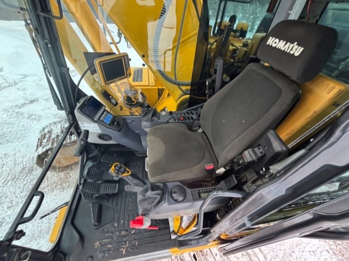 2022 Komatsu PC240LC-11 - Image 14