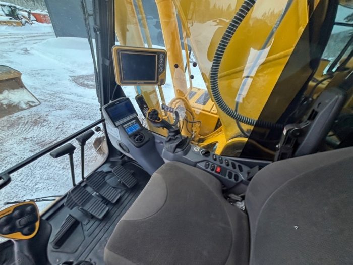 2022 Komatsu PC240LC-11 - Image 16