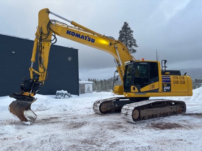 2022 Komatsu PC240LC-11 - Image 2