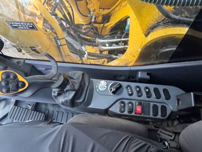 2022 Komatsu PC240LC-11 - Image 17