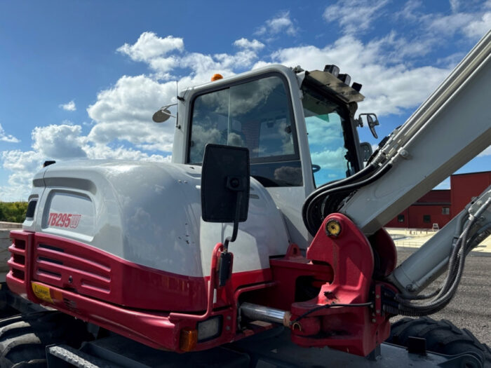 2016 Takeuchi TB295W - Image 44