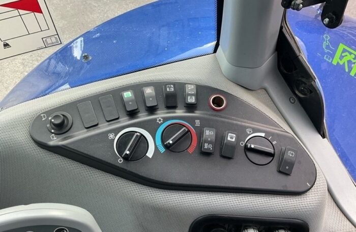 2017 New Holland T8.435 - Image 44